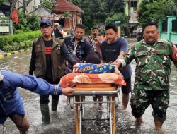 Banjir Rendam Bekasi, Babinsa Sigap Evakuasi Warga Sakit