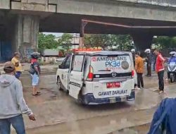 Diduga Mengantuk, Pemotor Hajar Buntut Truck Trailer Di Cakung Cilincing : Korban Dibawa Ke RSUD Koja