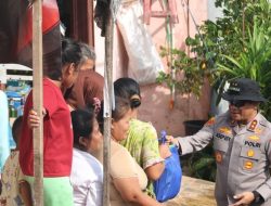 Kapolda Metro Jaya Bagikan Sembako ke Warga Terdampak Banjir di muara Gembong