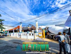 Warga Meruya Selatan Gotong Royong Bersihkan Masjid Jami At-Taqwa Jelang Ramadhan 1447 H