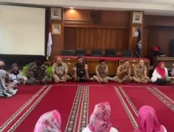 Jelang Lebaran, Kelurahan Kota Bambu Utara Santuni Anak Yatim dan Bagikan Bingkisan untuk Petugas Wilayah