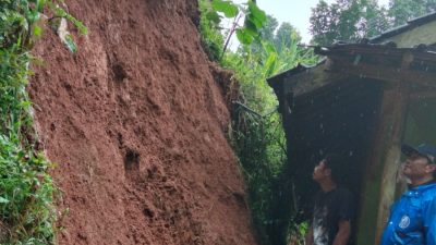 Diguyur Hujan Deras, Longsor Terjang Dua Rumah Warga di Kampung Cicakal Girang