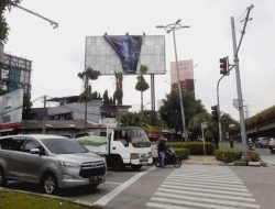 Baliho Promosi Film ‘Aku Harus Mati’ Diturunkan Satpol PP DKI Jakarta