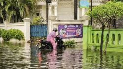 Banjir Rendam Bekasi Utara dan Tambun, Kendaraan Mogok di Underpass
