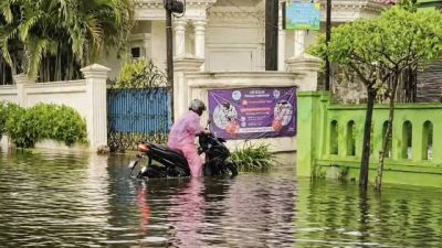 Banjir Rendam Bekasi Utara dan Tambun, Kendaraan Mogok di Underpass
