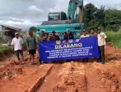 SATPOL PP di Dampingi Camat, Drs. Charuka Judhyanto, M.Si,. Bersama Muspika Kecamatan Parungpanjang, Menutup dan Menertibkan Galian C Tanah Merah