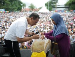 Sentuhan Nyata untuk Rakyat Kecil: Mentan Amran Bantu Modal Rp. 20 Juta untuk Pedagang Kerupuk di Bone