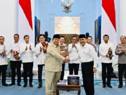 Prabowo Terima 10 Buku Rekomendasi Reformasi Polri di Istana Merdeka