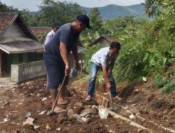 ‎Atasi Genangan, Warga Lebak Peundeuy Swadaya Perbaiki Saluran Air yang Tertimbun