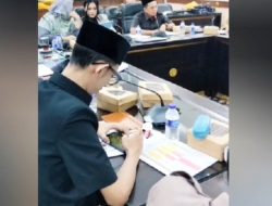 Viral Main Game Saat Rapat, Anggota DPRD Jember Ditegur Keras Gerindra
