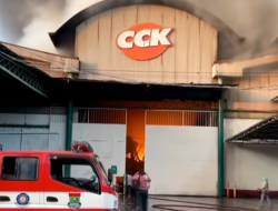 Pabrik Nugget dan Sosis di Tangerang Terbakar Hebat, Api Tak Kunjung Padam Belasan Jam