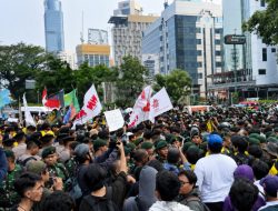 Ribuan Mahasiswa BEM UI Demo di Bundaran HI, Jakarta