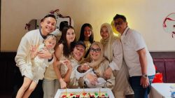 Kevin Gusnadi dan Keluarga Ayu Ting Ting Makin Akrab di Perayaan Ultah Ayah Rozak