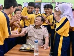 Prabowo Cek Kualitas MBG, Ikut Santap Menu SMPN 111 Jakarta