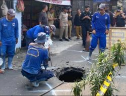 Jalan Assirot Ambles Akibat Saluran Keropos dan Utilitas