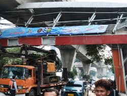Diduga Lalai, Sopir Truk Tabrak JPO Tendean hingga Nyaris Ambruk