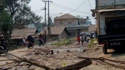 Demo Penutupan Jalan oleh Warga Jagabaya karena Debu Tebal, Penyiraman yang Dijanjikan Belum ada Direalisasikan