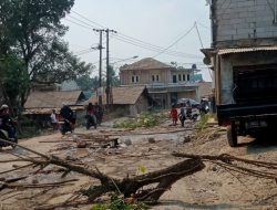 Demo Penutupan Jalan oleh Warga Jagabaya karena Debu Tebal, Penyiraman yang Dijanjikan Belum ada Direalisasikan