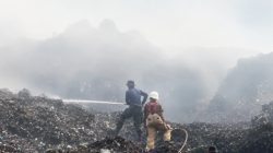 Api Belum Padam, TPA Jatiwaringin Tetap Beroperasi di Tengah Ancaman Asap