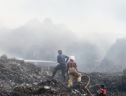 Api Belum Padam, TPA Jatiwaringin Tetap Beroperasi di Tengah Ancaman Asap