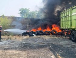 Tumpukan Ban di Gudang Pakan Ngawi Terbakar, Api Nyaris Menyambar Truk dan Permukiman