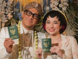 Andre Taulany dan Amanda Rigby Resmi Menikah, Pamer Buku Nikah
