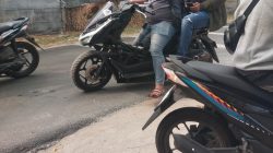 Segerombol Matel Berulah Tarik Paksa Kendaraan Roda Dua Milik Seorang Pria di Pinggir Jalan, Dan Melakukan Intimidasi Terhadap Seorang Jurnalis Saat Mengambil Gambar