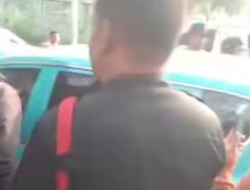 Sopir Taksi Listrik Ditusuk Wanita Saat Istirahat di Pademangan