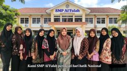 SMP Al’Falah Peringati Hari Batik Nasional, Kepala Sekolah dan Dewan Guru Bersama Siswa-Siswi